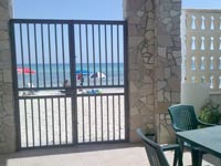 Vista mare dalla veranda del nostro Bed and Breakfast che si affaccia direttamente sulla spiaggia libera di Torre Lapillo ed &egrave; a disposizione dei nostri ospiti.