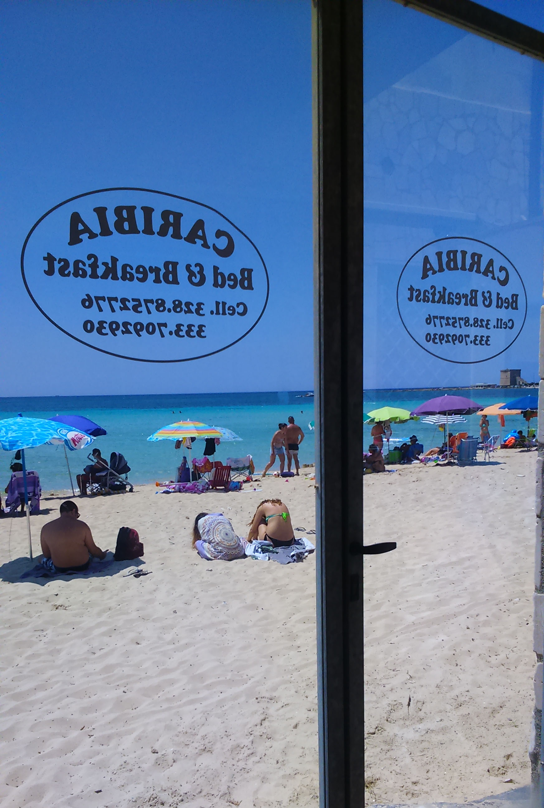 Ingresso B&B Caribia direttamente dalla spiaggia libera di Torre Lapillo, praticamente a due passi dall'acqua cristallina del Mar Jonio. Una volta usciti dal B&B Caribia, oltre ad avere il mare a due passi, c'è anche la possibilità di affittare i pedalò, andare a pesca, fare una passeggiata mattutina sul bagnasciuga, provare ad immergersi nello splendido e cristallino mare di Torre Lapillo oppure andare a visitare la torre omonima in tutto il suo mistero senza mai annoiarsi. 